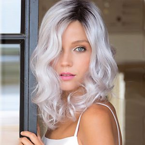 peluca gris platino media melena ondulada. Indetectable de colageno. Una peluca muy demandada, elegante sexy  y que siempre queda bien, peluca ajustable