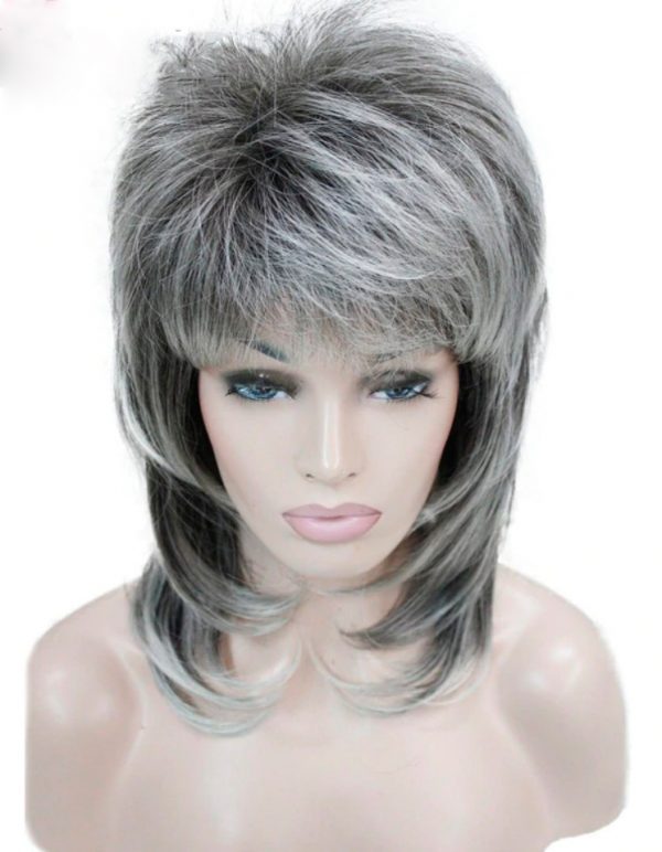 peluca gris mechas flequillo, peluca a capas,  peluca que resiste el calor hasta 130º es de color gris claro con mechas, media melena con flequillo  y volumen
